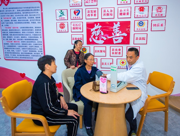 在服務聯合體開展義診活動。秀山縣民政局供圖