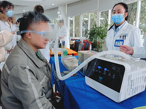 義診活動現場。重慶普瑞眼科醫院供圖