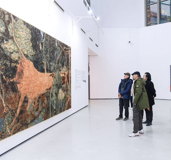 市民觀看版畫作品展。四川美術學院美術館供圖