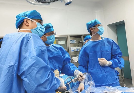 陳賢明為患者進行膝關節置換。重慶西區醫院供圖