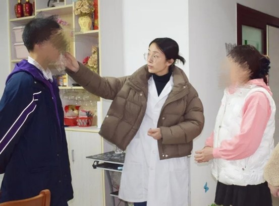 家訪活動現場。重慶迪邦皮膚病醫院供圖