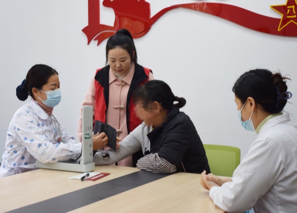 醫護人員們為居民測量血壓。重慶迪邦皮膚病醫院供圖