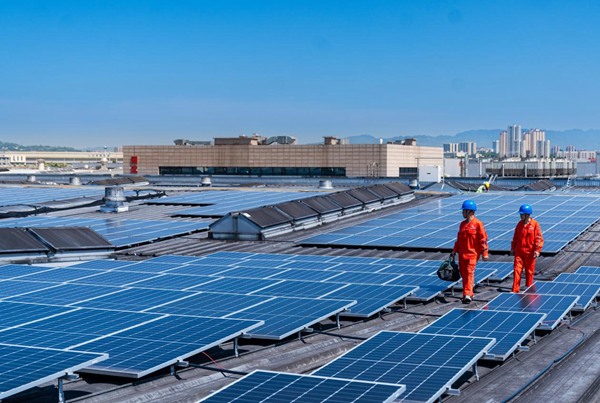 電力人員巡檢長城汽車重慶分公司屋頂光伏。國網重慶永川供電公司供圖