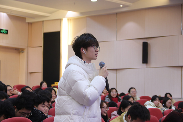 學生積極互動答題。重慶理工大學供圖