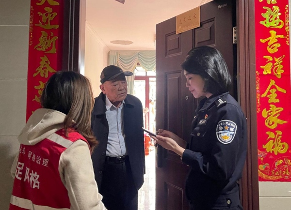 社區民警和網格員上門進行反詐宣傳。受訪單位供圖