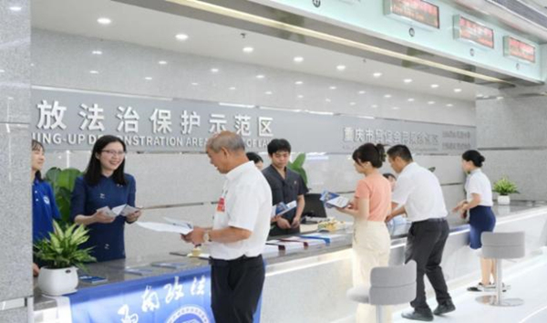 志愿者服務隊在“內陸開放法治保護示范區”提供知識產權法律咨詢。西南政法大學供圖