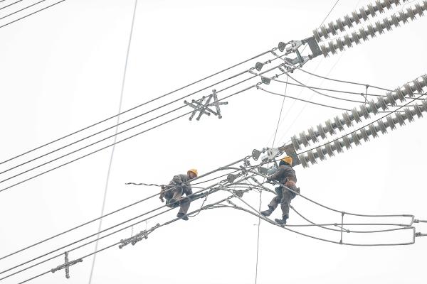國網重慶市南供電公司的工作人員正在對改遷線路進行施工。郭旭攝