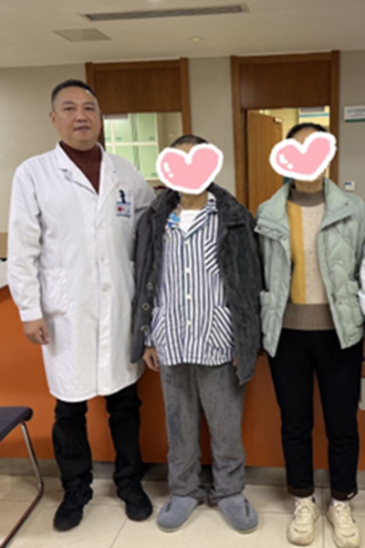 向先生及其家屬向申林主任表示感謝。重慶醫科大學附屬第二醫院供圖