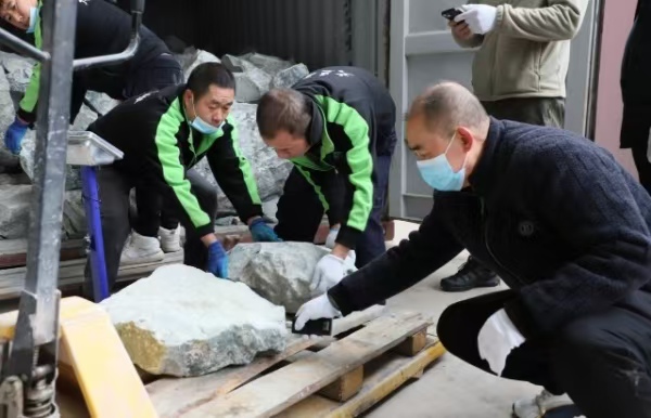 運送玉石石塊的貨車抵達文創園。鄧小強攝