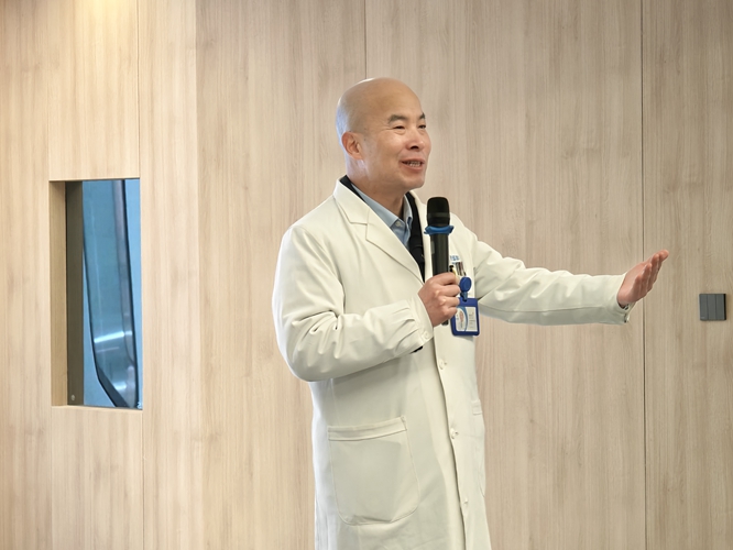 陳伯凡進行白內障科普講解。重慶普瑞眼科醫院供圖