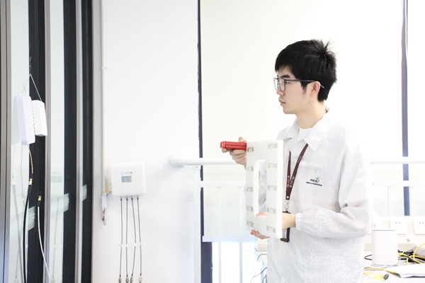 測試工程師在實驗室進行無源物聯標簽接收距離仿真驗證。重慶移動供圖
