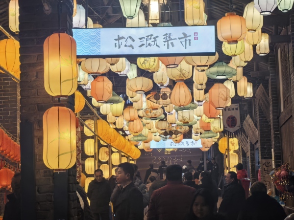 松溉集市熱鬧非凡。徐雯瑄攝