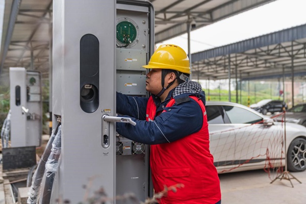 電力人員調試超充裝置。國網重慶永川供電公司供圖