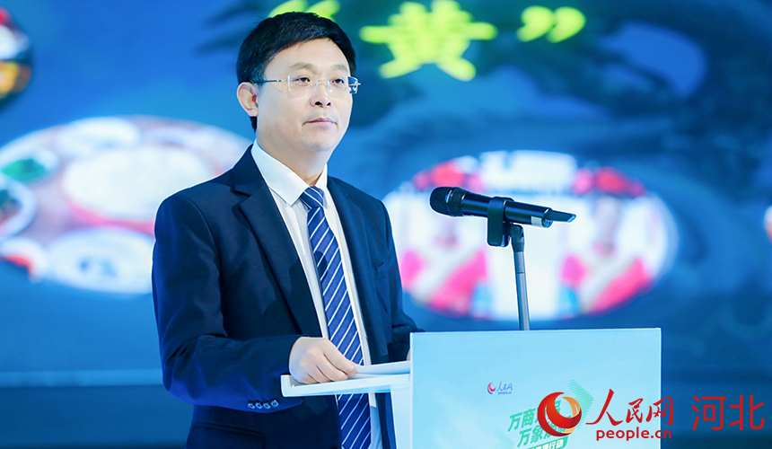 青龍滿族自治縣委副書記、縣政府縣長張義金作推介。人民網記者 李兆民攝
