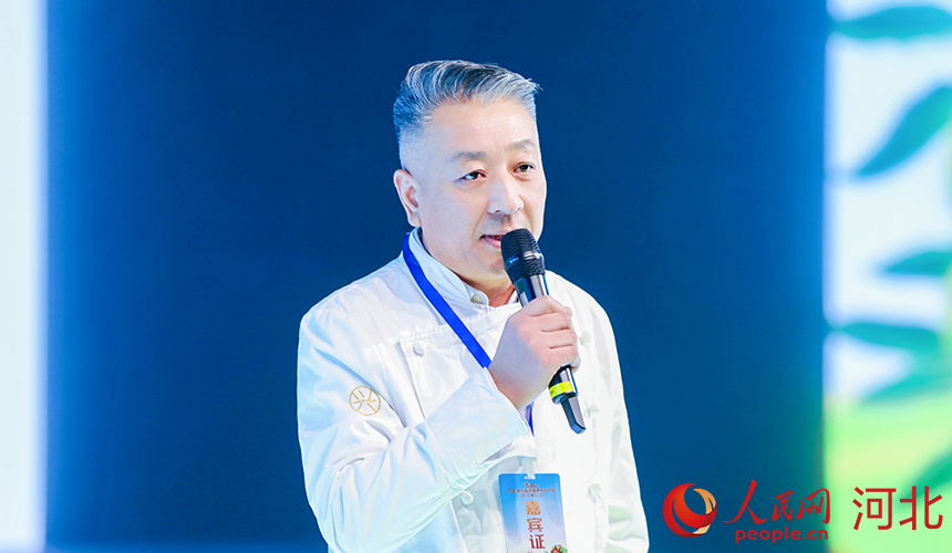 中糧豐通食品有限公司首席研發董力介紹高端烘焙食品中如何融入青龍板栗元素。人民網記者 周博攝