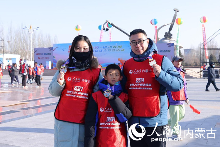 市民拿獎牌合影留念。人民網記者 劉藝琳攝