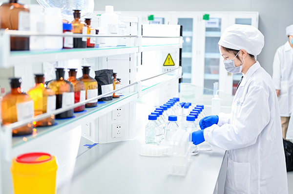 智飛生物研究人員正在做實驗。智飛生物供圖