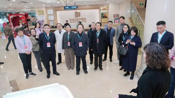 專家團參觀成都安琪兒婦產醫院。主辦方供圖