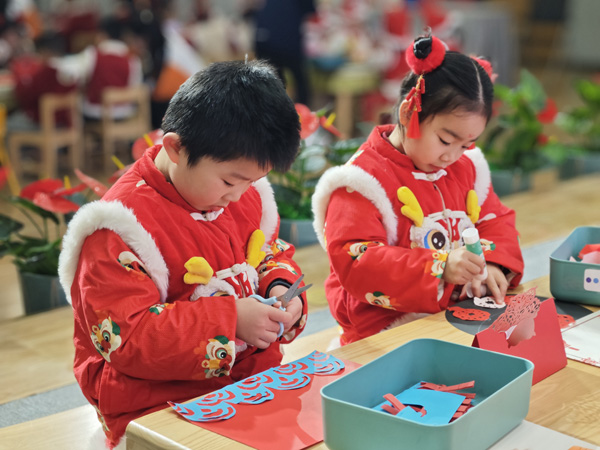 孩子們剪出了一幅幅作品。朝幼教育集團供圖