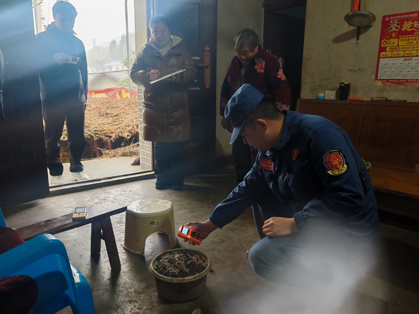 現場檢查冬季取暖安全。巴南區應急管理局供圖