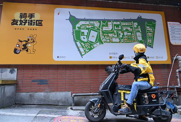 騎手正在看“騎手友好地圖”。沙坪壩區融媒體中心供圖