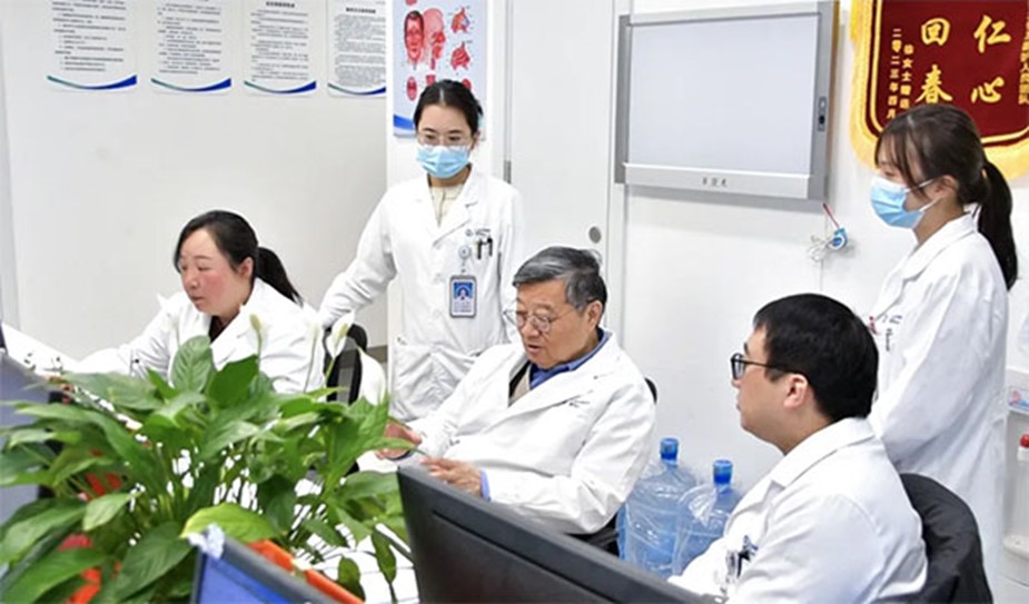 李明與團隊交流。重慶仁品耳鼻喉醫院供圖