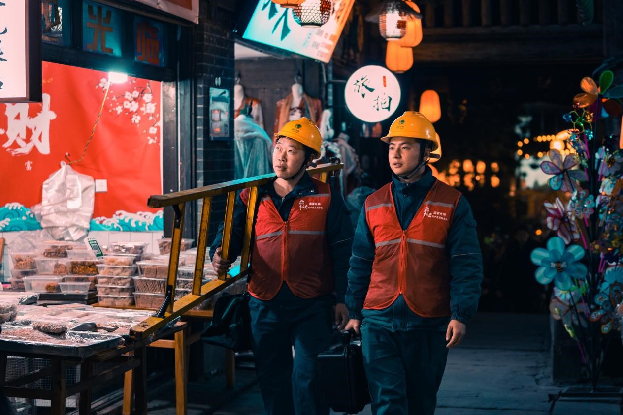 電力人員巡視古鎮用電安全情況。國網重慶永川供電公司供圖