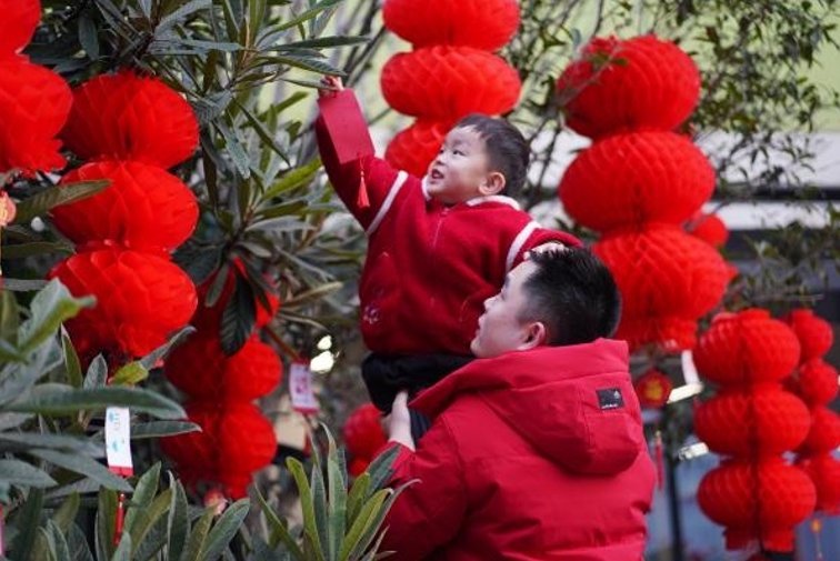 孩子們親手掛上心愿卡。渝北區悅來幼兒園云山岳園供圖