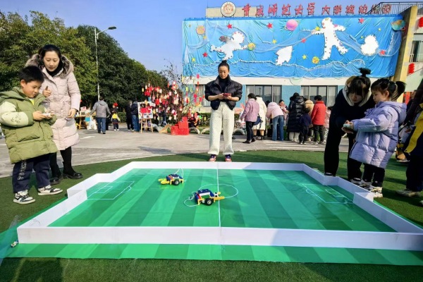 足球機器人。重慶師范大學附屬幼兒園供圖
