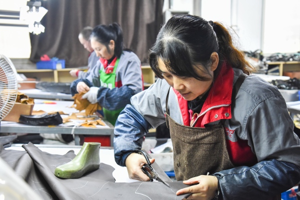 科而士實業（集團）有限公司的制鞋車間。大渡口區融媒體中心供圖