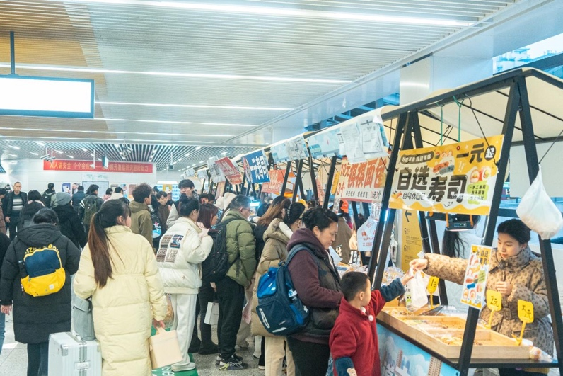 重慶“軌道市集”。蘇陽攝