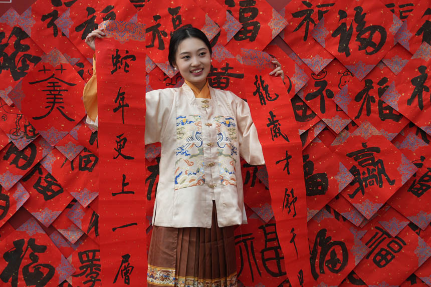 展示喜愛的春聯。秦廷富攝