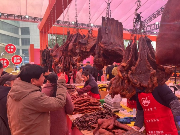 市民選購城口老臘肉。任峰攝