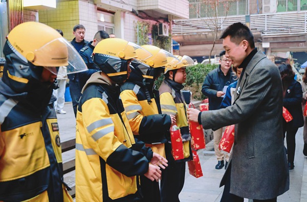 200余份“開工暖心包”送到線外賣小哥手中。九龍坡區委社會工作部供圖