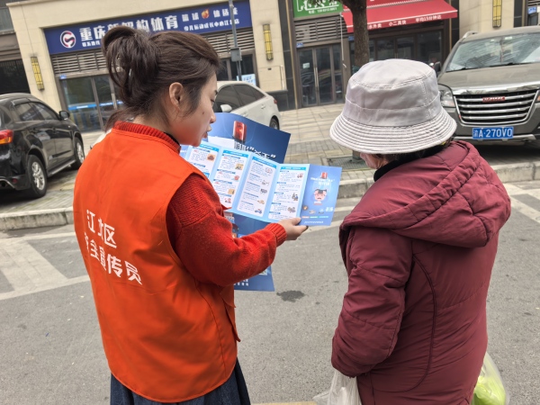 社區網格員正在進行防范一氧化碳中毒窒息宣傳。江北區應急管理局供圖