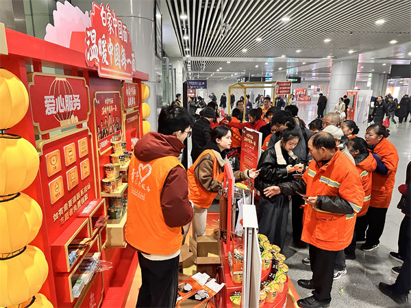 “站小青”志愿者為旅客答疑。主辦方供圖