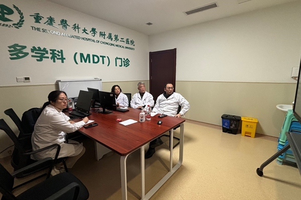 重醫附二院專家團隊在重慶聽取千里之外的援疆專家們匯報病史并進行充分討論。重醫附二院供圖
