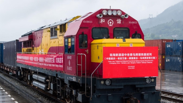 滿載40個標準集裝箱化工原料的陸海新通道跨境鐵路班列，從重慶樞紐港產業園（重慶江津小南埡站）鳴笛啟程。江津區委宣傳部供圖