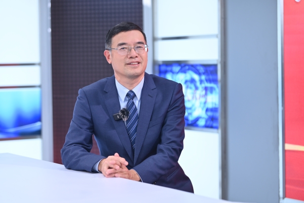 鄒渝做客人民網重慶頻道、成渝發布“人民會客廳——2025重慶兩會高端訪談”。鄒樂攝