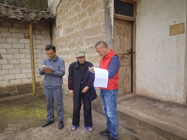 圖為付國臣（右一）入戶走訪。 重慶移動供圖