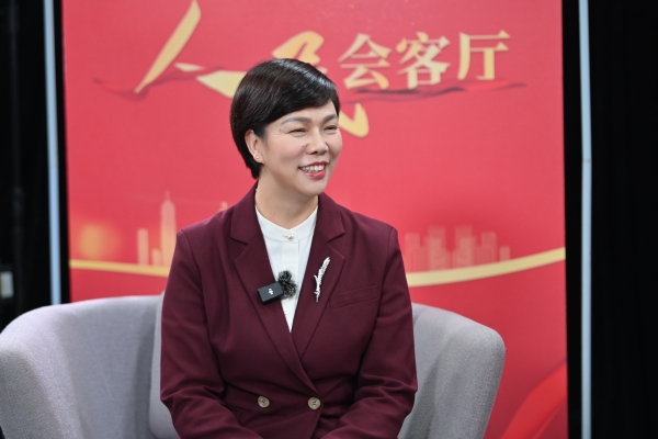 張艷做客人民網重慶頻道、成渝發布“人民會客廳”——2025重慶兩會高端訪談。鄒樂攝