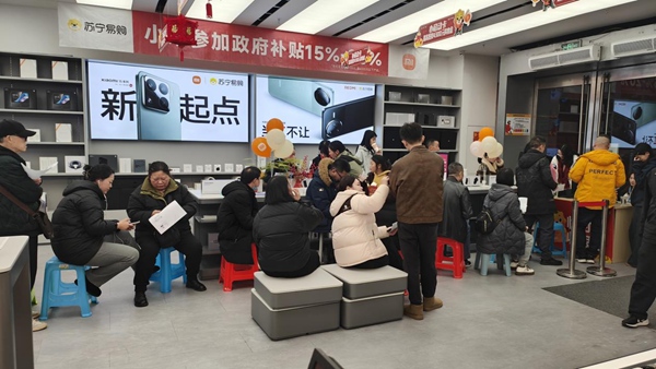 市民挑選、購買數碼產品。重慶市商務委員會供圖