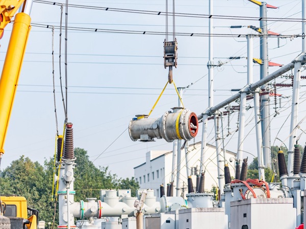 工作人員吊裝變電站設備。國網重慶永川供電公司供圖