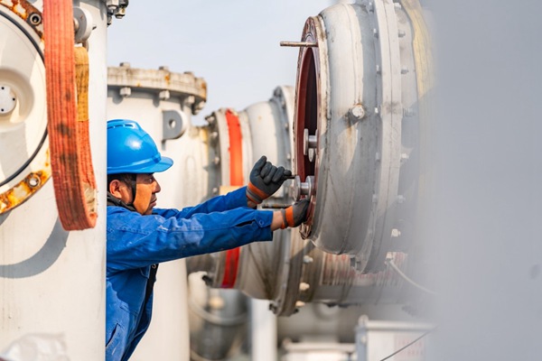 電力人員開展電子式互感器安裝。國網重慶永川供電公司供圖