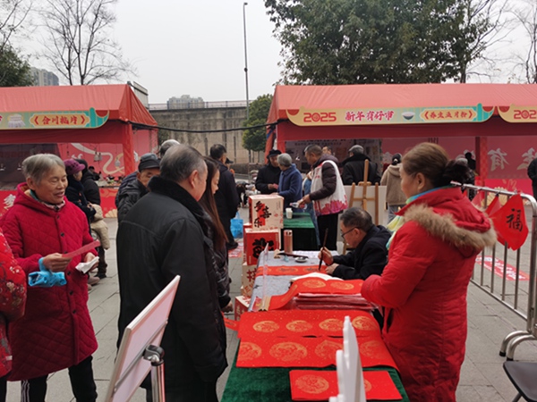 書法愛好者揮毫寫春聯。長生橋鎮供圖