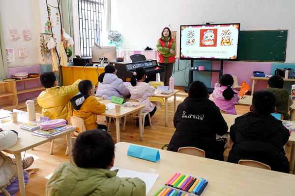 老師正在講授春節習俗。受訪單位供圖