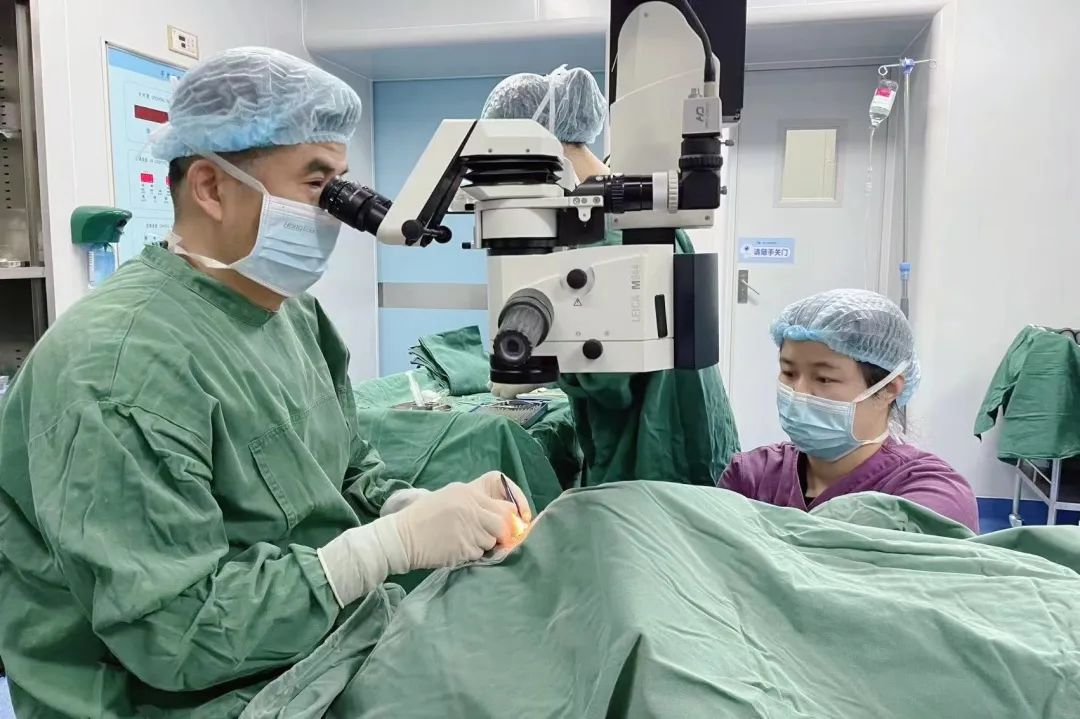 安曉巨為患者進行手術。重慶華廈眼科醫院供圖