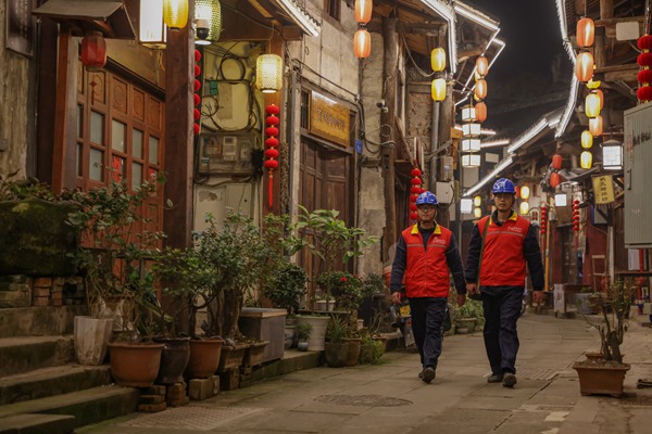 工作人員巡視用電安全。張強攝