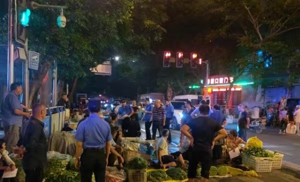 城管執法人員開展夜間宣傳引導、規范整治。巴南區城市管理局供圖