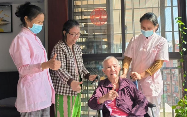 老人為助浴服務點贊。受訪者供圖